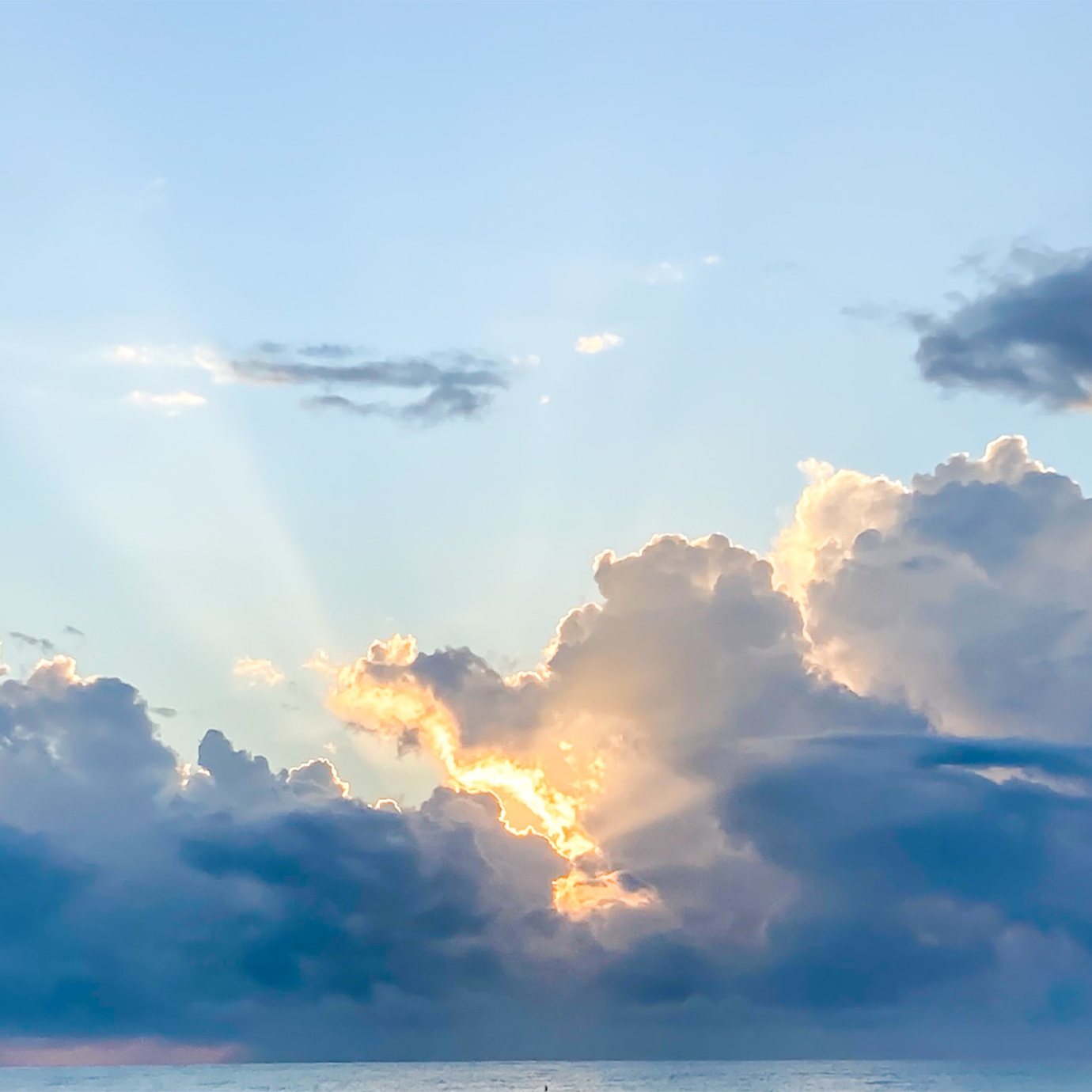 DE FASCINATIE VAN VOORBIJDRIJVENDE WOLKEN