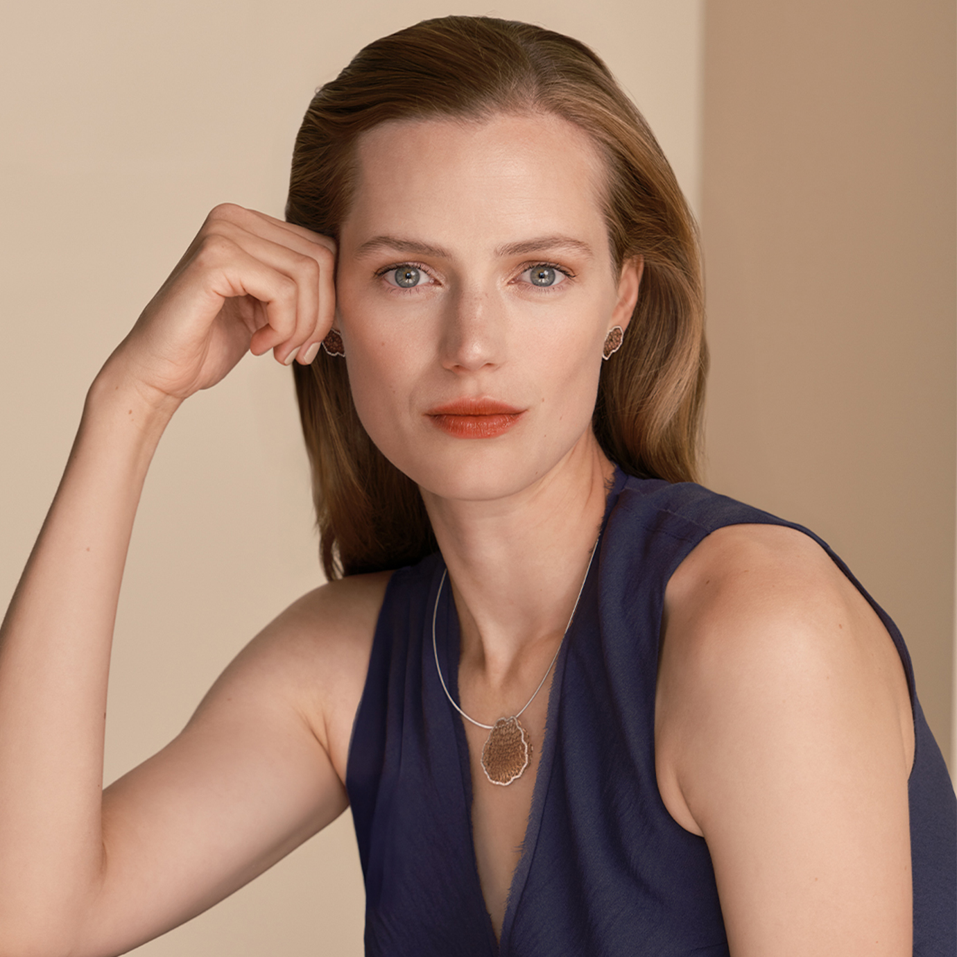 The Niessing coil – the stage for floating pendants